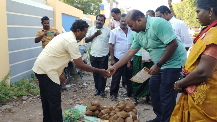 திமுக வேட்பாளர் கனிமொழி-யை ஆதரித்து தூத்துக்குடி மாநகரில் உள்ள பல்வேறு பகுதிகளுக்கு நடந்தே சென்று வாக்குகள் கேட்டு பிரச்சாரம் மேற்கொண்ட மேயர் ஜெகன்...!