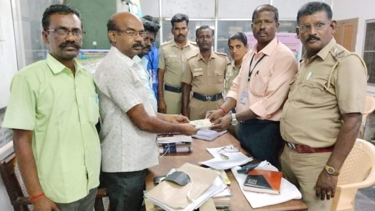 கோவில்பட்டி அருகே உரிய ஆவணம் இல்லாமல் பைக்கில் எடுத்து சென்ற ரூ.1லட்சம் பறிமுதல் !!