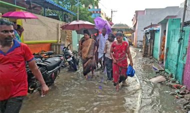 தூத்துக்குடியில் கொட்டும் மழையில் அமைச்சர் கீதாஜீவன் மக்கள் குறைகேட்பு..!