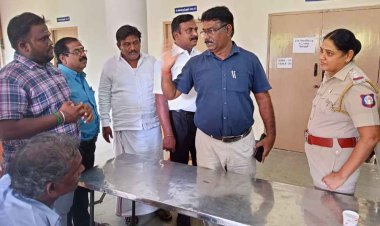 செய்தியாளர்களை அவதூறாக பேசிய கோவில்பட்டி தாசில்தாரை கண்டித்து தர்ணா போராட்டம்