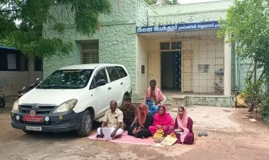 தவறான அறுவை சிகிச்சை : தூத்துக்குடி நலப்பணிகள் அலுவலகம் முன்பு வளையல் வியாபாரி குடும்பத்துடன் தர்ணா..!