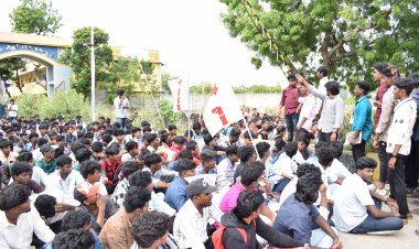 கல்வி கட்டணத்தை பன்மடங்காக‌ உயர்த்திய தூத்துக்குடி வ.உ.சி கல்லூரி நிர்வாகத்தை கண்டித்து மாணவ, மாணவியர் வகுப்புகளை புறக்கணித்து போராட்டம்..!