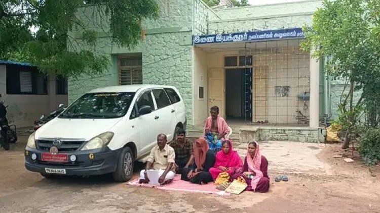 தவறான அறுவை சிகிச்சை : தூத்துக்குடி நலப்பணிகள் அலுவலகம் முன்பு வளையல் வியாபாரி குடும்பத்துடன் தர்ணா..!