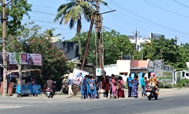 தூத்துக்குடி பஸ் ஸ்டாப்பில் நிழற்குடை இன்றி பயணிகள் அவதி!!