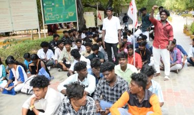 தூத்துக்குடியில் பேச்சுவார்த்தையை மீறி செயல்பட்டு வரும் கல்லூரி நிர்வாகத்தை கண்டித்து மாணவர்கள் உள்ளிருப்பு போராட்டம்...