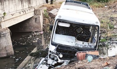 எட்டயபுரம் அருகே கால்வாயில் வேன் கவிழ்ந்து விபத்து : 14 பேர் படுகாயம்!