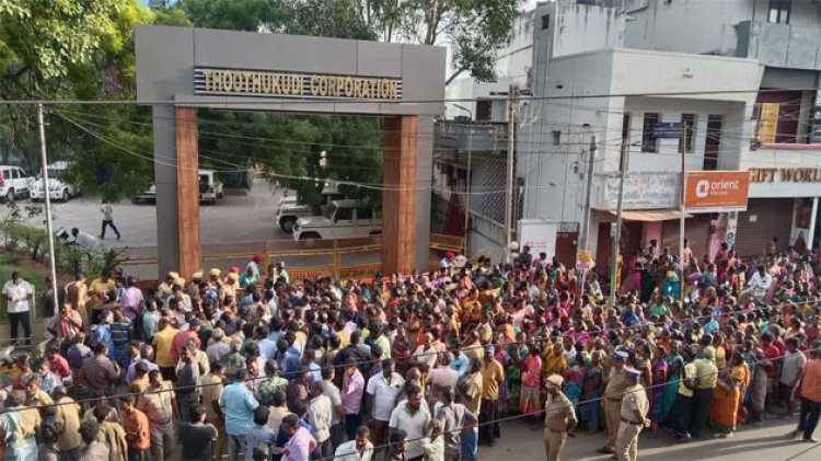 தூத்துக்குடி மாநகராட்சியில் தூய்மை பணியாளர்கள் முற்றுகை: போலீசார் குவிப்பு!