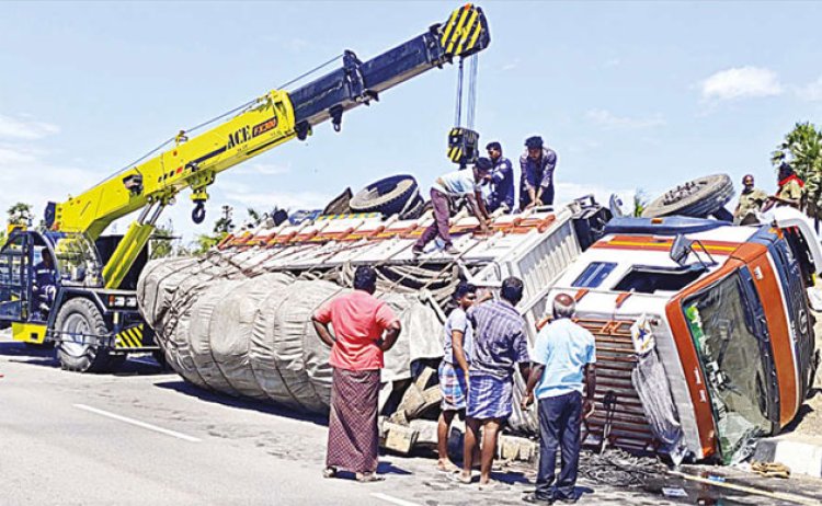 நாற்கர சாலையில் டாரஸ் லாரி கவிழ்ந்து விபத்து: டிரைவர் காயத்துடன் உயிர் தப்பினார்