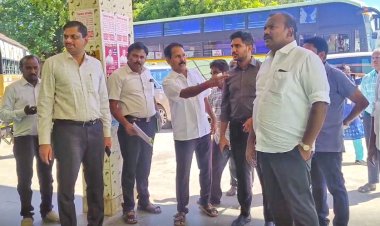 தூத்துக்குடி பேருந்து நிலையத்தில் ஆட்சியர் திடீர் ஆய்வு: 4 கடைகளுக்கு சீல் வைக்க உத்தரவு!!