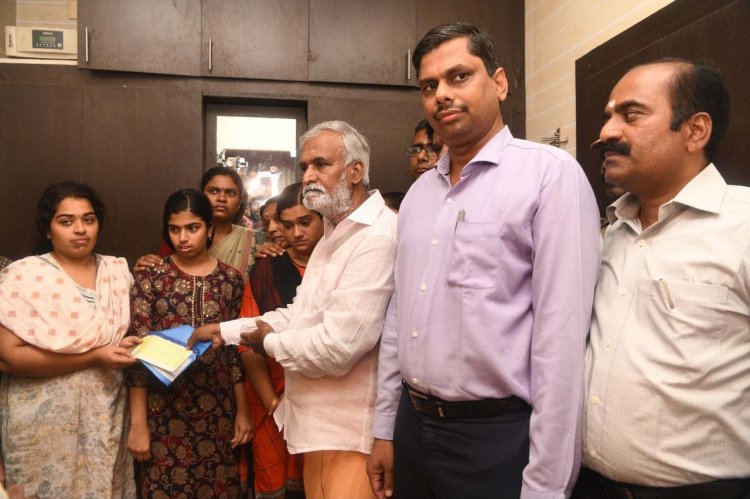 திருச்செந்தூர் கோவில் யானை தாக்கி இறந்தவர்கள் குடும்பத்திற்கு நிதியுதவி: அமைச்சர் பி.கே. சேகர்பாபு வழங்கினார்!!