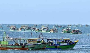 நடுக்கடலில் மாயமான தூத்துக்குடியை சேர்ந்த 6 மீனவர்கள்; சக மீனவர்களால் பத்திரமாக மீட்பு