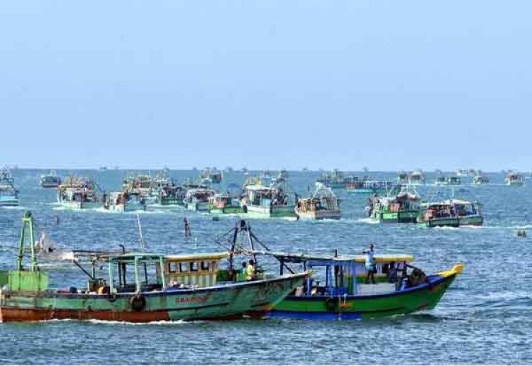 நடுக்கடலில் மாயமான தூத்துக்குடியை சேர்ந்த 6 மீனவர்கள்; சக மீனவர்களால் பத்திரமாக மீட்பு