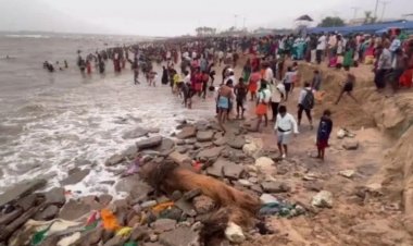 திருச்செந்தூர் கடலில் கருப்பா அதென்ன? திடீர்னு நிறம் மாறிய பீச்.. குறுக்கே குவிந்த கற்கள்.. பரபரப்பு