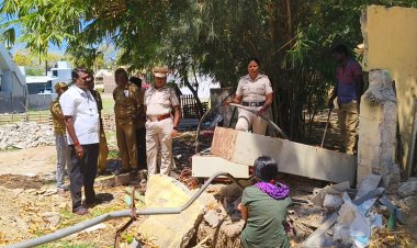 தூத்துக்குடியில் உள்ள பிரபலமான ஹோட்டல் நிறுவனம் வாடகை ஒப்பந்தம் முடிந்த பின்பும் காலி செய்யாமல் ஆக்கிரமிப்பு செய்துள்ளதாக கூறி உரிமையாளர்கள் குழிக்குள் அமர்ந்து போராட்டம்!!