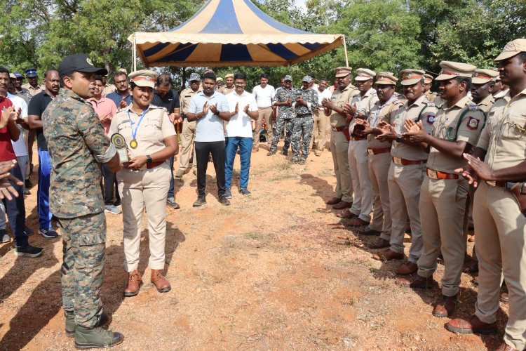 போலீஸ் சப்-இன்ஸ்பெக்டர்களுக்கு துப்பாக்கி சுடுதல் போட்டி: எஸ்பி பரிசு வழங்கினார்!