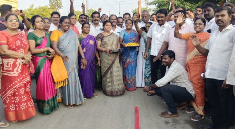 ஆளுநர் விவகாரத்தில் உச்சநீதிமன்றத்தின் தீர்ப்பை வரவேற்று தூத்துக்குடியில் திமுகவினர் பட்டாசு வெடித்து கொண்டாட்டம்!