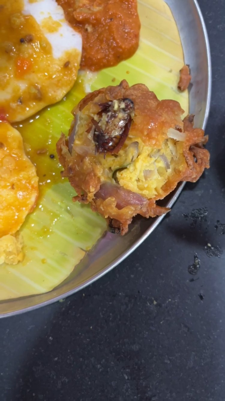 தூத்துக்குடி தேவர்புரம் சாலையில் உள்ள ஹோட்டலில் வடைக்குள்  கரப்பான் பூச்சி இருந்ததால் சாப்பிட்டவர்கள்  அதிர்ச்சி..!