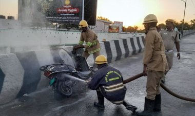 தூத்துக்குடி புதிய பேருந்து நிலையம் அருகே மேம்பாலத்தில் திடீரென தீப்பிடித்து எரிந்த மின்சார ஸ்கூட்டர் : தூத்துக்குடியில் பரபரப்பு..!