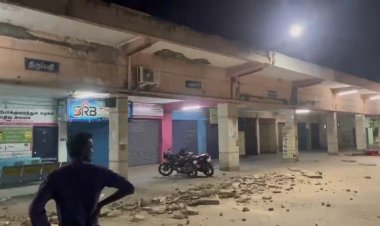 தூத்துக்குடி புதிய பேருந்து நிலையம் மேற்கூரை  இடிந்து விழுந்ததால் பொதுமக்கள் அதிர்ச்சி..!