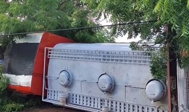 குடியிருப்புப் பகுதியில் பெட்ரோல் டேங்கர் லாரி கவிழ்ந்து விபத்து: போக்குவரத்து பாதிப்பு