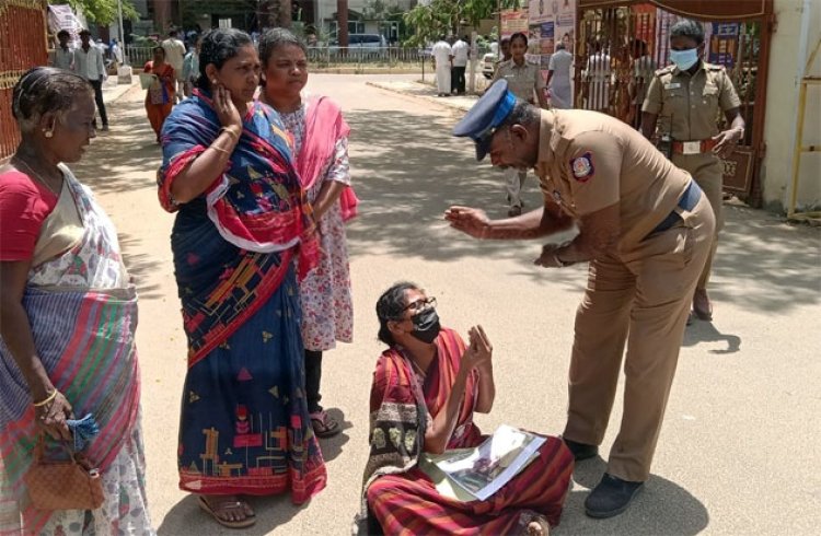 மகன் மீதான பலாத்கார வழக்கை ரத்து செய்ய கோரிக்கை : ஆட்சியர் அலுவலகத்தில் தாய் தர்ணா!