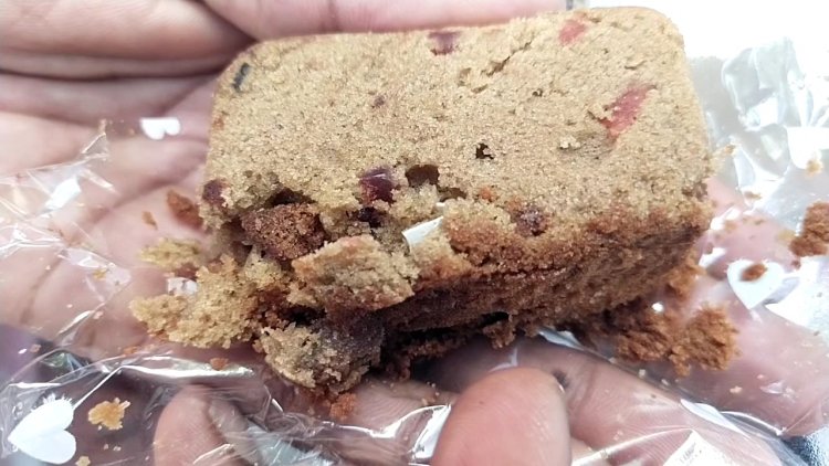 தூத்துக்குடி எட்டையபுரம் சாலையில் உள்ள பேக்கரியில் கேக் வாங்கியவருக்கு காத்திருந்த அதிர்ச்சி: உணவு பாதுகாப்புத் துறை அதிகாரிகளிடம் அதிரடி புகார்..!