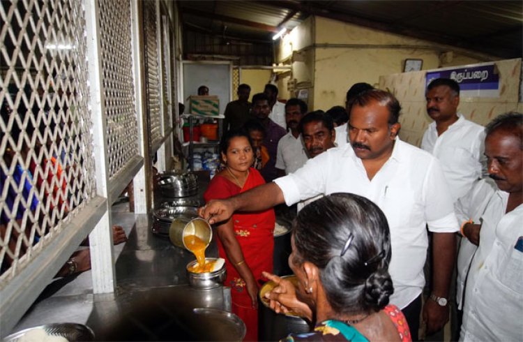 தூத்துக்குடி அரசு மருத்துவமனை வளாகத்தில் அம்மா உணவகத்தில் மாலை நேர சேவை: மேயர் துவக்கி வைத்தார்!