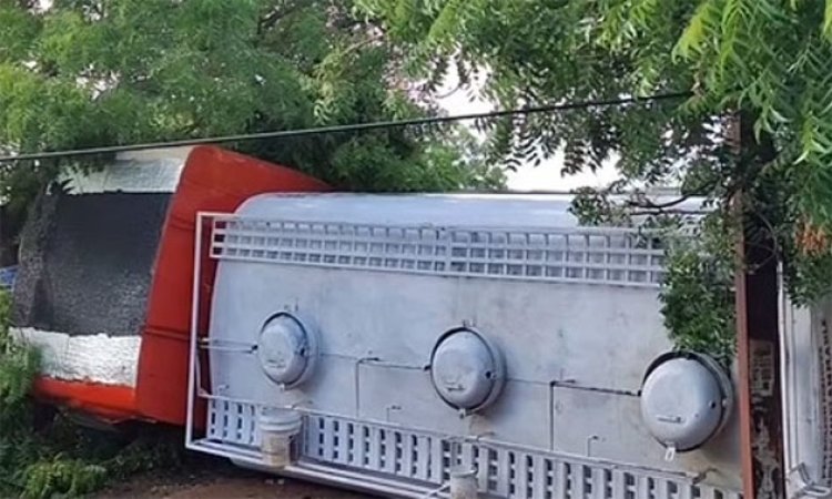 குடியிருப்புப் பகுதியில் பெட்ரோல் டேங்கர் லாரி கவிழ்ந்து விபத்து: போக்குவரத்து பாதிப்பு