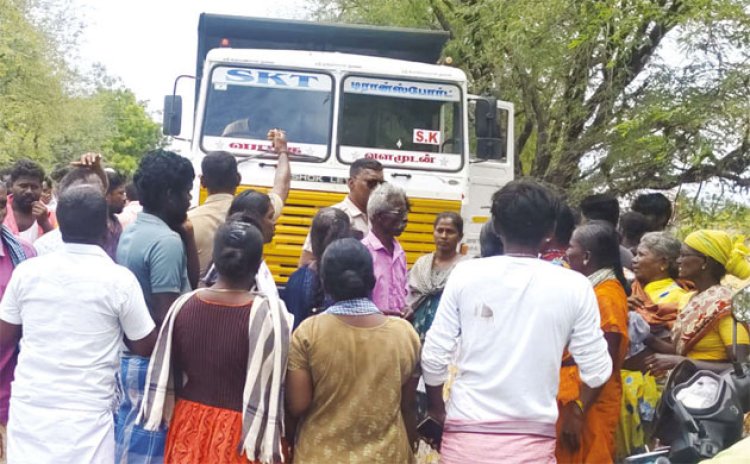 தூத்துக்குடி: கயத்தாறு அருகே பைக் மீது லாரி மோதி கைக்குழந்தை உள்பட 3 பேர் காயம் : கிராம மக்கள் சாலைமறியல்!!