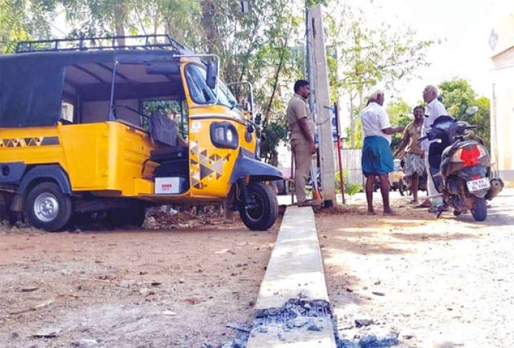 கோவில்பட்டியில் புதிதாக மின்கம்பம் சரிந்து விழுந்து ஆட்டோ சேதம்: டிரைவர் காயம்!!