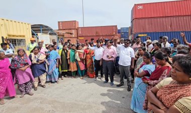 தூத்துக்குடியில் உள்ள துபாய் போர்ட் வேர்ல்ட்  தனியார் ஏற்றுமதி நிறுவன குடோனில்  மூடை விழுந்து தொழிலாளி பலி : உறவினர்கள் குடோன் முன்பு மறியல் ... பரபரப்பு..!!