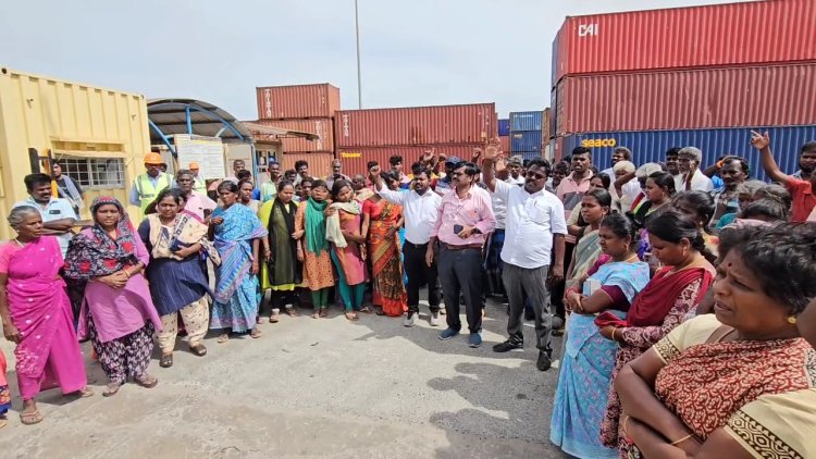 தூத்துக்குடியில் உள்ள துபாய் போர்ட் வேர்ல்ட் தனியார் ஏற்றுமதி நிறுவன குடோனில் மூடை விழுந்து தொழிலாளி பலி : உறவினர்கள் குடோன் முன்பு மறியல் ... பரபரப்பு..!!