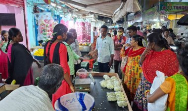 தூத்துக்குடி பூ மார்க்கெட்டில் மாநகராட்சி அதிகாரிகளுடன் வியாபாரிகள் வாக்குவாதம்..!