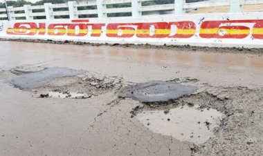 ஏரல் தாமிரபரணி உயர்மட்ட பாலத்தில் திடீர் பள்ளம்: இணைப்புச்சாலையும் ½ அடி கீழே இறங்கியது!!