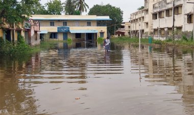 தூத்துக்குடியில் குளம் போல மாறிய அரசுப் பள்ளி : பொதுப்பணித்துறை அதிகாரிகள் அலட்சியம்!!