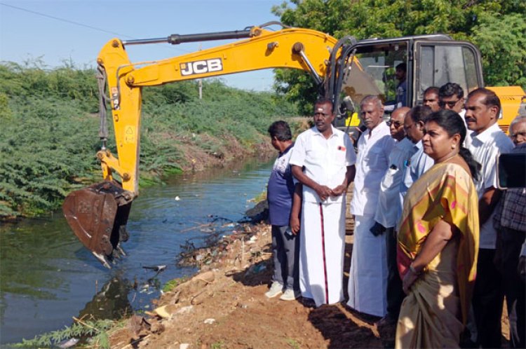 தூத்துக்குடியில் வெள்ளம் தடுப்பு தூர்வாரும் பணி : அமைச்சர் கீதாஜீவன் தொடங்கி வைத்தார்!!