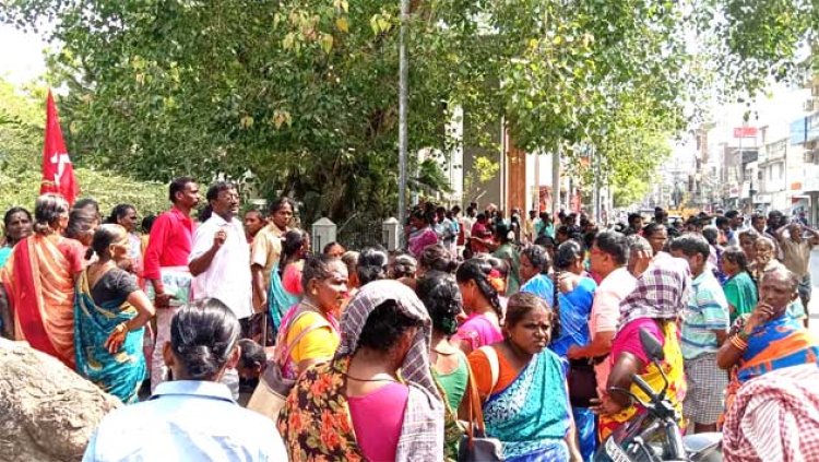 தூத்துக்குடி மாநகராட்சி அலுவலகம் முன்பு தூய்மை பணியாளர்கள் முற்றுகை போராட்டம்: தீபாவளி போனஸ் வழங்க கோரிக்கை!