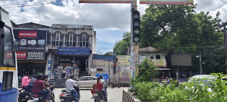 தூத்துக்குடி காய்கறி மார்க்கெட் சிக்னலில் ஒரே நேரத்தில் எரியும் சிவப்பு மற்றும் பச்சை விளக்குகள் : குழப்பத்தில் வாகன ஓட்டிகள்..!