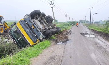 கோவில்பட்டி அருகே கற்களை ஏற்றி வந்த லாரி சாலையோர பள்ளத்தில் கவிழ்ந்து விபத்து - போலீசார் விசாரணை