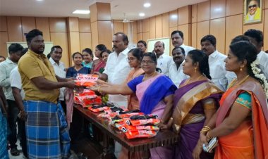 தூத்துக்குடி மாநகராட்சியில் பணிபுரியும் தூய்மை பணியாளர்களுக்கு உபகரணங்கள்: மேயர் ஜெகன் வழங்கினார்!