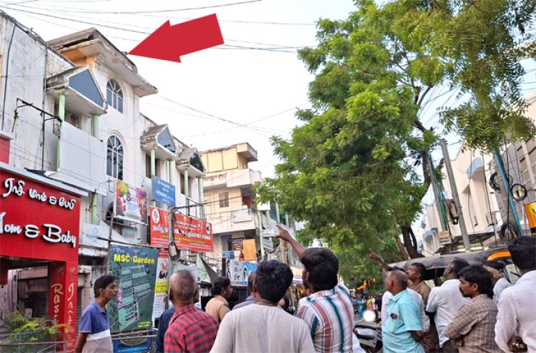 வணிக வளாக கட்டிடம் இடிந்து காவலர் படுகாயம் : தூத்துக்குடியில் பரபரப்பு!