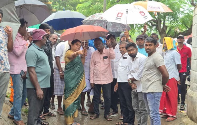 தூத்துக்குடியில் கொட்டும் மழையில் அமைச்சர் கீதாஜீவன் ஆய்வு!