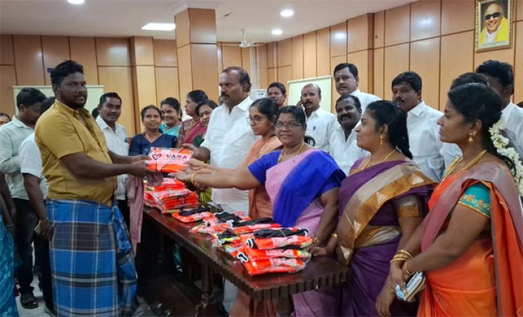 தூத்துக்குடி மாநகராட்சியில் பணிபுரியும் தூய்மை பணியாளர்களுக்கு உபகரணங்கள்: மேயர் ஜெகன் வழங்கினார்!