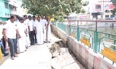 தூத்துக்குடி தெப்பகுளத்தில் திடீரென ஏற்பட்ட விரிசலை முன்னாள் அமைச்சர் எஸ்.பி.சண்முகநாதன் பார்வையிட்டார்.