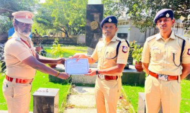 தூத்துக்குடி அருகே வாகன தணிக்கைகளின் போது ஆயுதம் வைத்திருந்தவர்களை மடக்கி பிடித்து கைது செய்த போலீசாருக்கு எஸ்பி பாராட்டு!