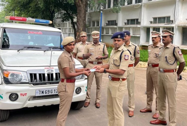 தூத்துக்குடி மாவட்டத்தில் 8 பெண் காவலர்களுக்கு ஓட்டுனர் உரிமம் : எஸ்பி ஆல்பர்ட் ஜான் வழங்கினார்!