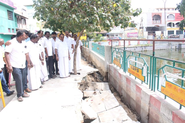 தூத்துக்குடி தெப்பகுளத்தில் திடீரென ஏற்பட்ட விரிசலை முன்னாள் அமைச்சர் எஸ்.பி.சண்முகநாதன் பார்வையிட்டார்.