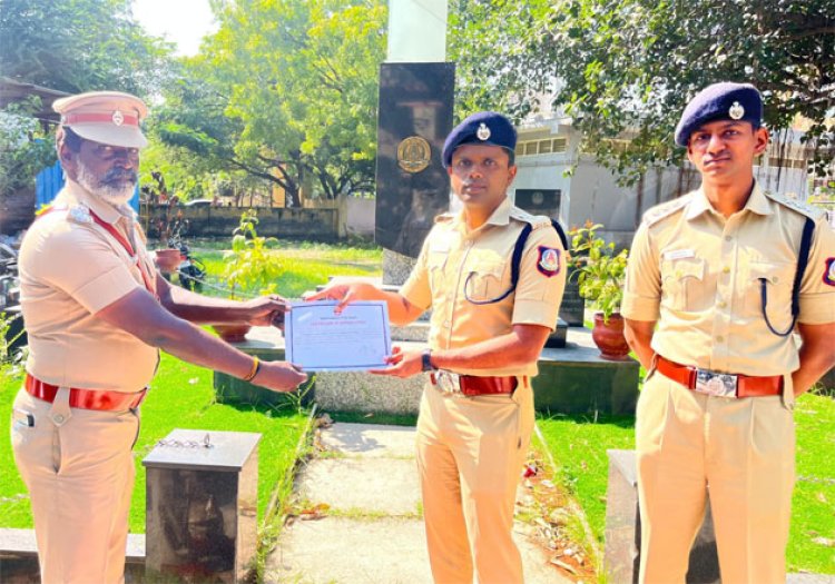 தூத்துக்குடி அருகே வாகன தணிக்கைகளின் போது ஆயுதம் வைத்திருந்தவர்களை மடக்கி பிடித்து கைது செய்த போலீசாருக்கு எஸ்பி பாராட்டு!