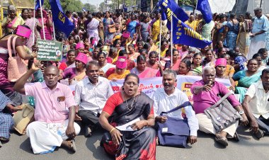 தூத்துக்குடியில், தமிழ்நாடு சத்துணவு ஊழியர் சங்கம் சார்பில் பல்வேறு கோரிக்கைகளை வழியிறுத்தி சாலை மறியல் போராட்டம்: ஆயிரக்கணக்கானோர் கைது..!