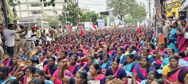 தூத்துக்குடியில் அங்கன்வாடி ஊழியர்கள் மறியல் போராட்டம் ; 1000 பேர் கைது..!